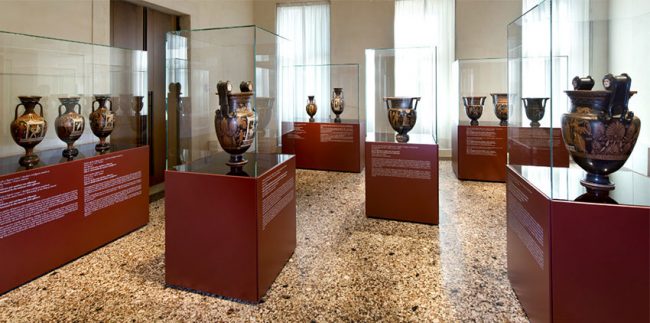 Sala delle ceramiche attiche e magnogreche esposte al Palazzo Leoni Montanari a Vicenza