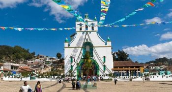 Chamula Piazza-della-chiesa-di-San-Juan-Chamula