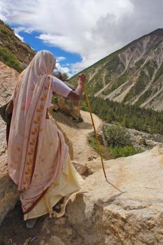 Donna fa trekking per raggiungere le sorgenti del Gange (foto: Aldo Pavan © Mondointasca)