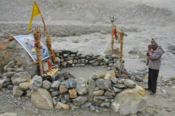 Preghiera presso le sorgenti del Gange (foto: Aldo Pavan © Mondointasca)