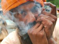 A Gangotri un sadhu fuma dell'erba miracolosa (foto: Aldo Pavan © Mondointasca)