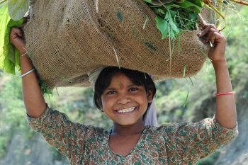 Alta valle del Gange, ragazzina con un carico d'erba (foto: Aldo Pavan © Mondointasca)