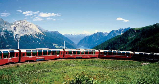 Il Trenino Rosso del Bernina e sullo sfondo le Alpi