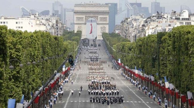 Parigi, parata militare per la Festa Nazionale
