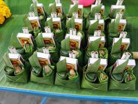 Curiosa confezione di fiammiferi e sigarette avvolte in foglie di banano (Ph: H. di Prisco © Mondointasca)