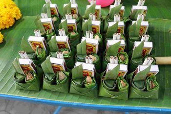 Curiosa confezione di fiammiferi e sigarette avvolte in foglie di banano (Ph: H. di Prisco © Mondointasca)