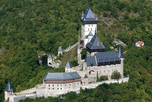 Castello di Karlstejn visto dall'alto