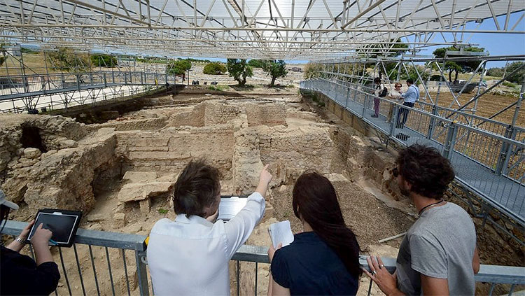 Egnazia Visitatori-e-studiosi-al-parco-archeologico-di-Egnazia