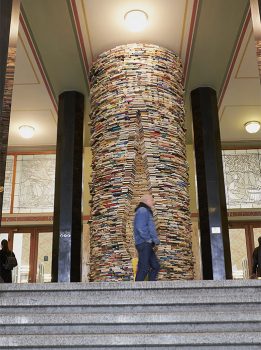 Installazione Idiom formata da 8000 libri presso la Biblioteca comunale (Ph: Emilio Dati © Mondointasca)