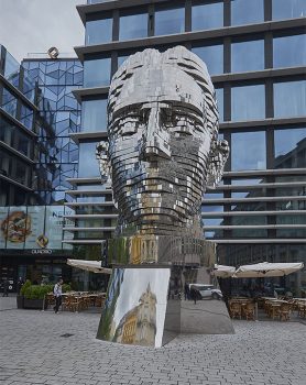 "Metamorfosi" monumento a Kafka di David Černý, composto da 42 piastre di metallo girevoli. La scultura è alta 10 metri e pesa 39 tonnellate (2014) (Ph: Emilio Dati © Mondointasca)