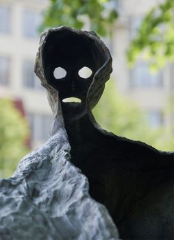 Particolare di una delle tre statue delle fate in piazza Venceslao (Ph: Emilio Dati © Mondointasca)