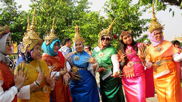 Bangkok donne in costumi tradizionali
