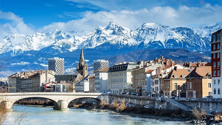 Grenoble circondata dalle-montagne
