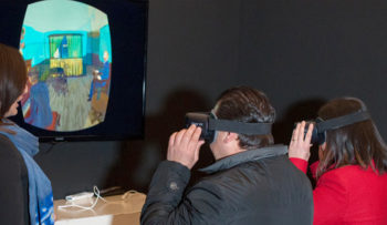 Van Gogh Experience-Visitatori-provano-la-realtà-virtuale