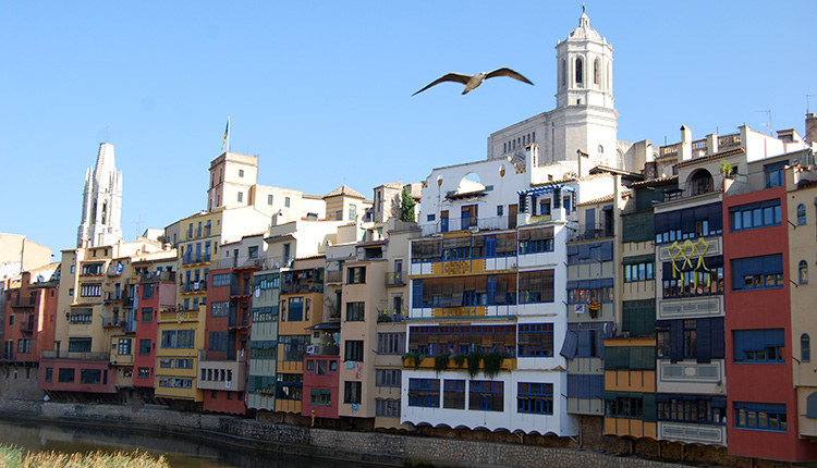 Girona Case-sul-fiume-dai-colori-pastello