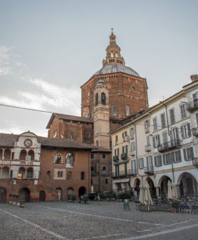 Pavia, Piazza della Vittoria con vista Broletto e Duomo (foto:©Matteo Marinelli ©Scilla Nascimbene Mondointasca.it)