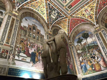 Le tre Grazie (copia romana) al centro della biblioteca Piccolomini in Cattedrale (foto: Carmen Guerriero © Mondointasca.it)