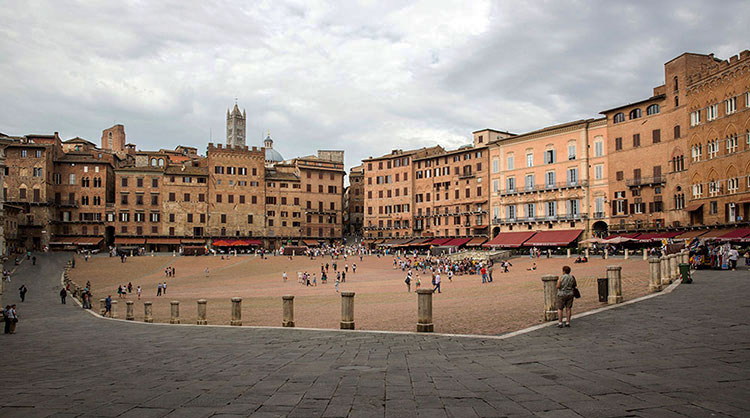 Siena Piazza del Campo crediti: Luoghi-di-Interesse