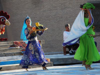 Spettacolo teatrale all’aperto a Khiva (foto Micaela Zucconi © Mondointasca.it)