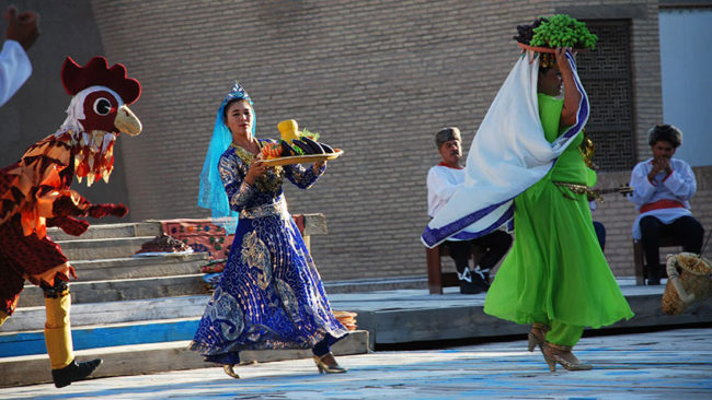 Spettacolo teatrale all’aperto a Khiva (foto Micaela Zucconi © Mondointasca.it)