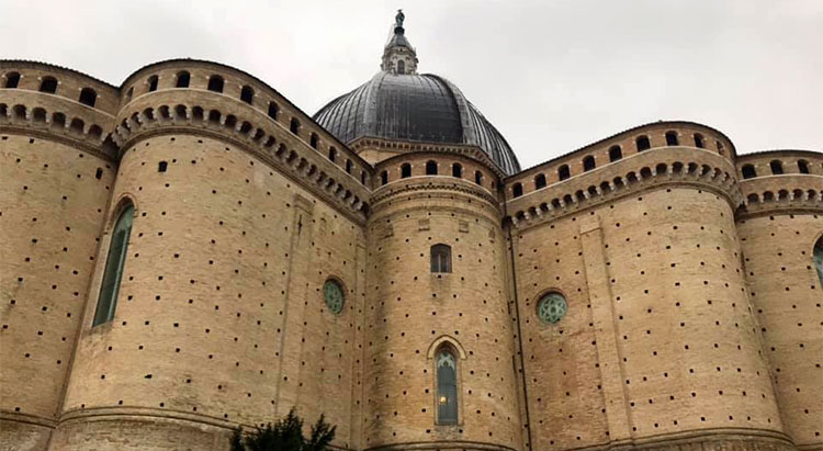 Loreto absidi esterni Santuario-Santa-Casa,-piazzale-Lotto