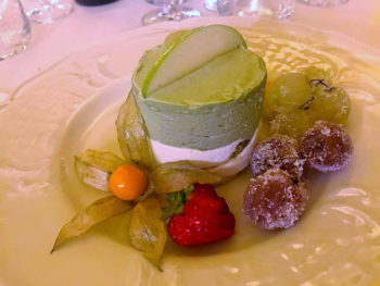 Goccia di vaniglia e pistacchio con wafer croccante purea di pera con frutta brinata (foto: Carmen Guerriero © Mondointasca.it)