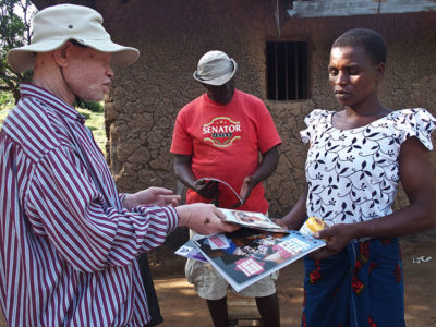 Isola di Ukerewe. Il presidente della Società Albini Mr. Ramadan fornisce materiale informativo per la prevenzione alla luce (ph: © D. Penati – Mondointasca.it)