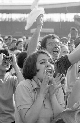 Publifoto Fan in delirio al concerto dei Beatles al Vigorelli-di-Milano, 24-giugno-1965-Archivio Publifoto Intesa Sanpaolo