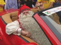 Babbo Natale, Joulupukki, parcheggia una Ferrari (foto G. Nitti © Mondointasca.it)
