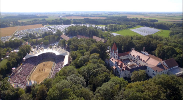 Veduta dall'alto del Castello di Kaltenberg e dell'arena centrale (foto Bildschirm 2019)