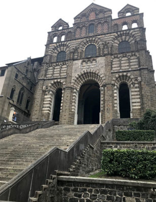 Puy en Velay, facciata della Cattedrale della Madonna Nera (Ph. D. Bragaglia ©Mondointasca.it)
