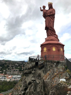 Puy en Velay, la statua di Notre Dame de France sul Rocher Corneille (Ph. D. Bragaglia ©Mondointasca.it)
