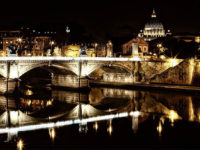 Roma, suggestiva veduta del Lungotevere di sera