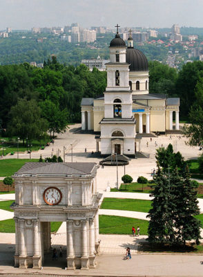 Chisinau-la-Cathedrale-e-l-Arco-di-Trionfo-in-primo-piano