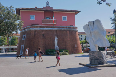 Forte dei Marmi piazza Garibaldi Fortino Lorenese (foto © emilio dati – mondointasca.it)