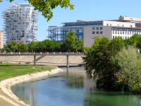 Montpellier, il nuovo quartiere di Port Marianne con l'Arbre Blanc e il fiume Lez (foto: d. bragaglia© mondointasca.it)