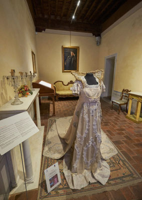 Museo Pucciniano abito di scena della Tosca (2016) (foto: © emilio dati - Mondointasca.it)