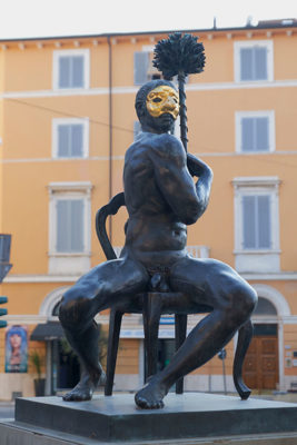 Pietrasanta, piazza Giosuè Carducci. Statua in bronzo di Arlecchino ignudo dello scultore americano Joseph Sheppard (foto © emilio dati – mondointasca.it)