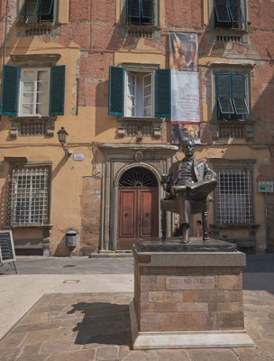 Statua di Puccini su Piazza Cittadella, opera di Vito Tongiani (foto: © emilio dati - Mondointasca.it)