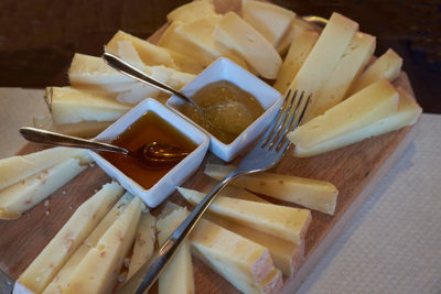Norcineria Eatvalley, formaggi da degustare in senso orario (foto © emilio dati – mondointasca.it)