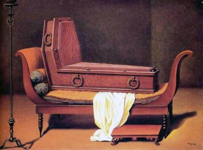 La bara con schienale è un omaggio a Magritte di Wittigo Keller. In realtà nessuno è mai stato inumato in posizione seduta in una bara di questo tipo.© Bestattungsmuseum Wien