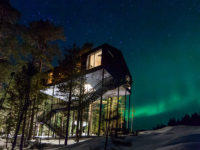 Una casa sull'albero nella foresta per ammirare l'Aurora boreale