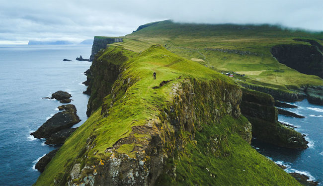 Isole Faroe, verdi scogliere rocciose (credit Sebastien Mas )