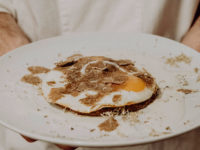 Doppio uovo dello chef Ugo Alciati con tartufo (credits: Eunice Brovida)
