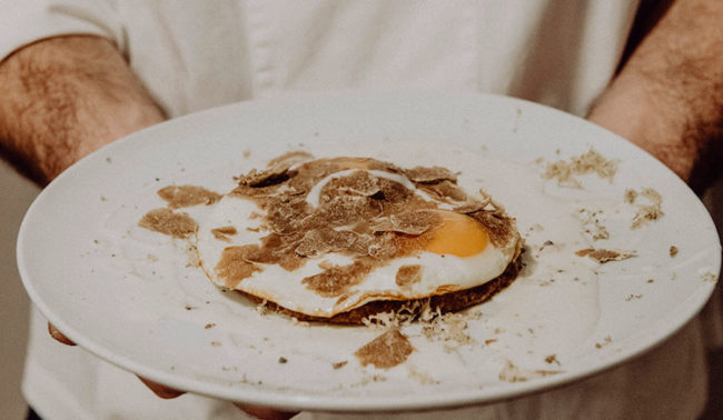 Doppio uovo dello chef Ugo Alciati con tartufo (credits: Eunice Brovida)