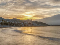 Sitges con la sua spiaggia al tramonto (credits Agenzia Catalana del Turismo)