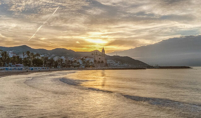 Sitges con la sua spiaggia al tramonto (credits Agenzia Catalana del Turismo)
