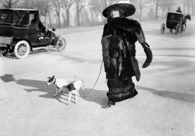 Anna-la-Pradvina,-detta-anche-“la-signora-con-le-volpi”-Avenue-du-Bois,-Paris,-1911