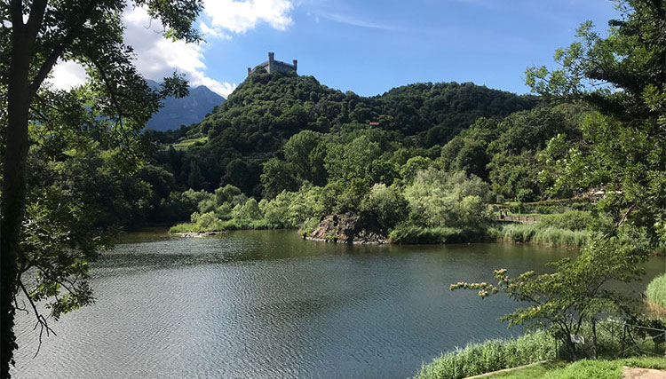 Via Francigena Morenico-Canavesana Il-Lago-Pistono-con-il-Castello-di-Montalto