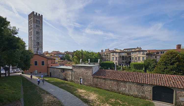 Giacomo Puccini Lucca-Le-Mura-e-Torre-della-Basilica-di-San-Frediano